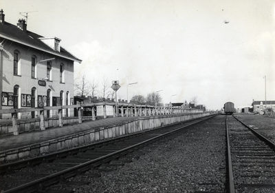 153032 Gezicht op het perron van het N.S.-station Baflo te Baflo met links het stationsgebouw.